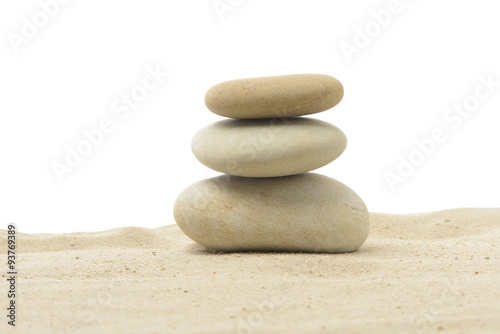 Piedras apiladas en la arena