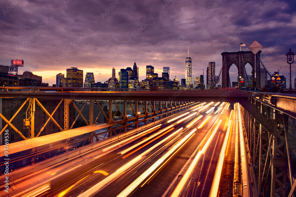 Fototapeta premium Nocny ruch samochodowy na Brooklyn Bridge w Nowym Jorku