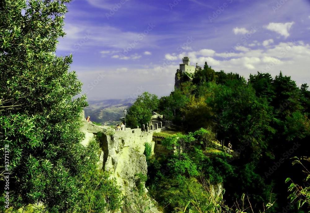 вид на старый замок,Сан Марино,красивый вид на замок