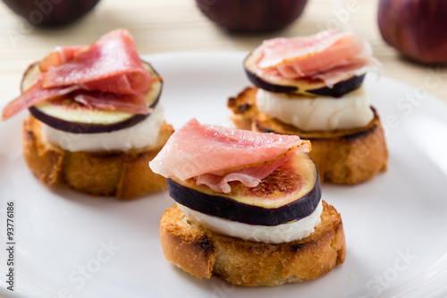 figs with cheese and prosciutto