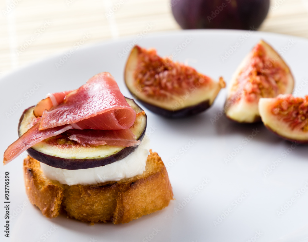 figs with cheese and prosciutto