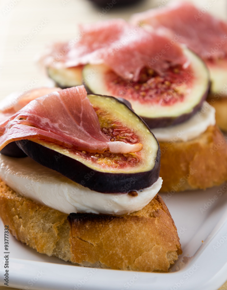 figs with cheese and prosciutto