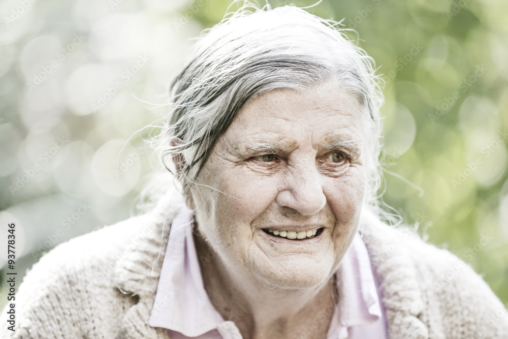Seniorin, Portrait im Garten