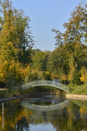 Le pont romantique en fin de journée d'automne au parc du château de Seneffe en Hainaut © Photocolorsteph