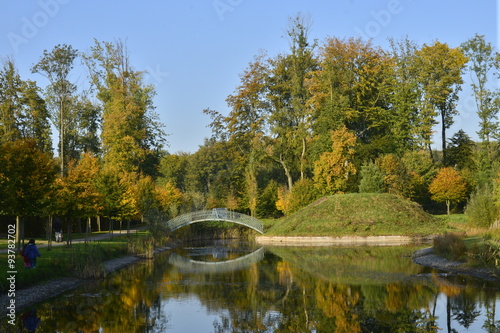 La nature automnale au petit étang au parc du château de Seneffe en Hainaut © Photocolorsteph