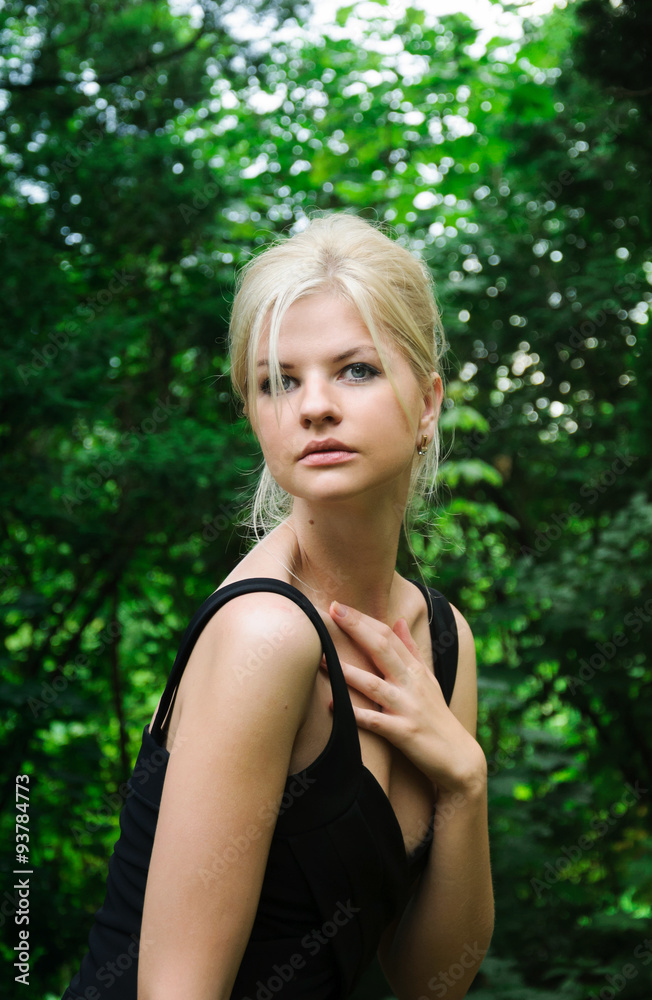 Young fashionable blond woman posing in the park Young fashionable blond woman posing in the park