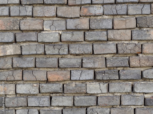 Zahn der Zeit - Hausmauer mit maroden Ziegelsteinen