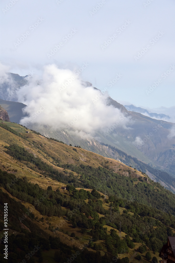 Nuage en montagne/ Un gros nuage semble se poser sur la montagne.
