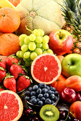 Crédence de cuisine Fruits Composition colorée de fruits variés assortis  © monticellllo