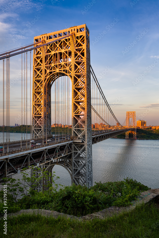 George Washington Bridge crossing the Hudson River connecting Fort Lee, New  Jersey and Upper Manhattan, New York City. The towers of the suspension  bridge are lit by the sunset light. Stock Photo |