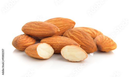 Foto almonds on white background