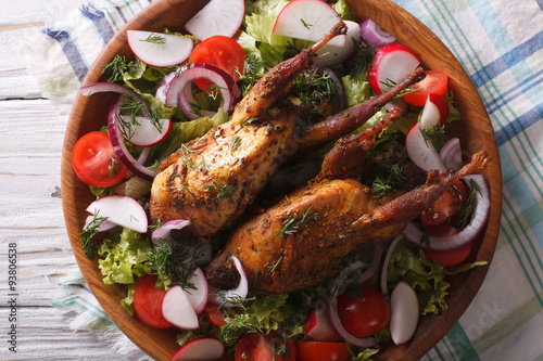 Fotografia roasted quail and fresh vegetables close-up