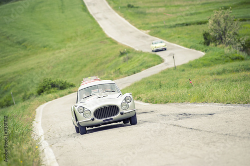 Auto classica su strada a zig-zag © pergo70