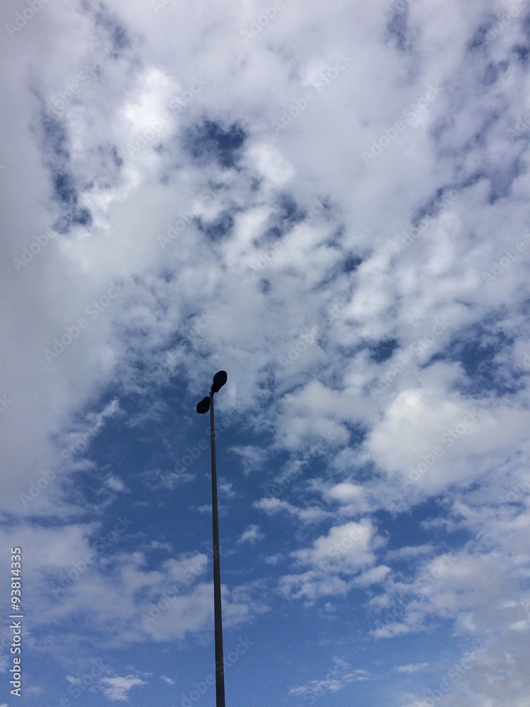 照明灯と雲 照明灯と雲