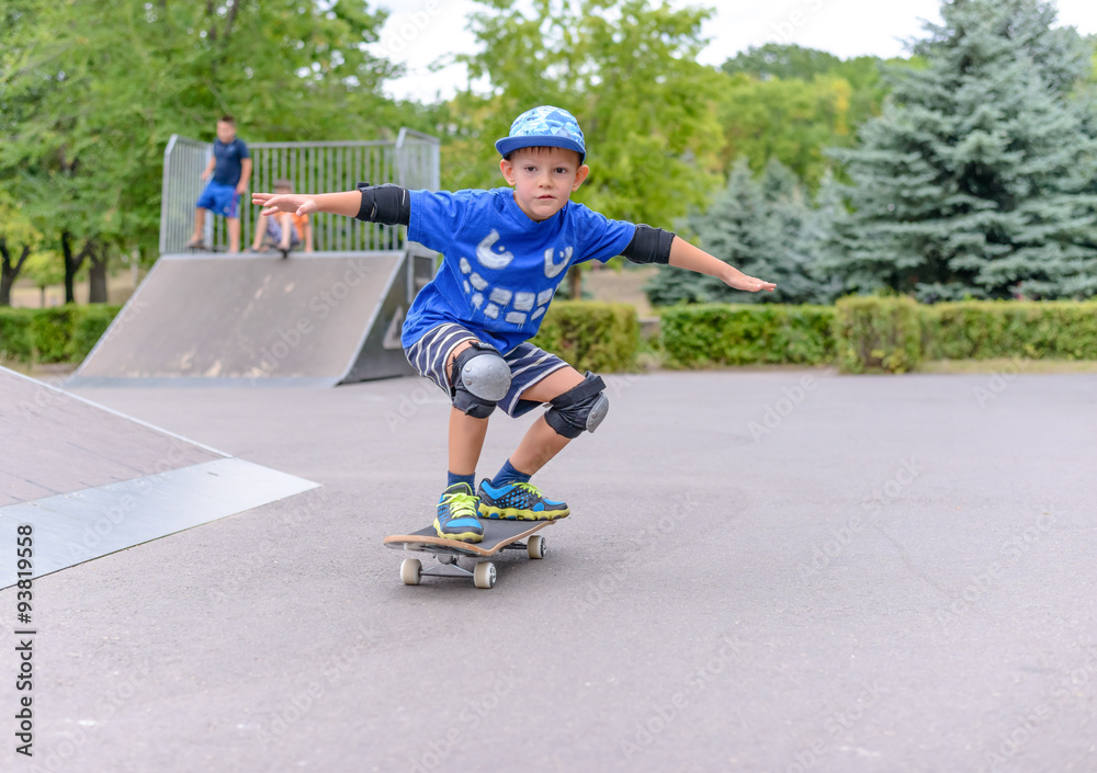 Obraz premium Young boy showing off on his skateboard