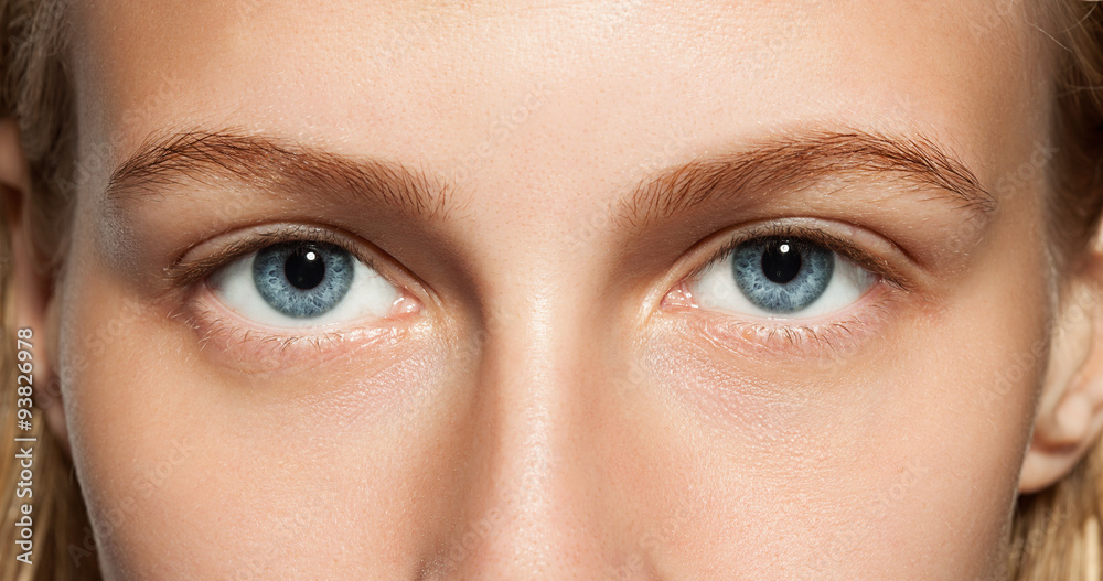 Obraz premium Zbliżenie niebieskie oczy dziewczyny bez makijażu