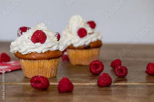 muffins with raspberries
