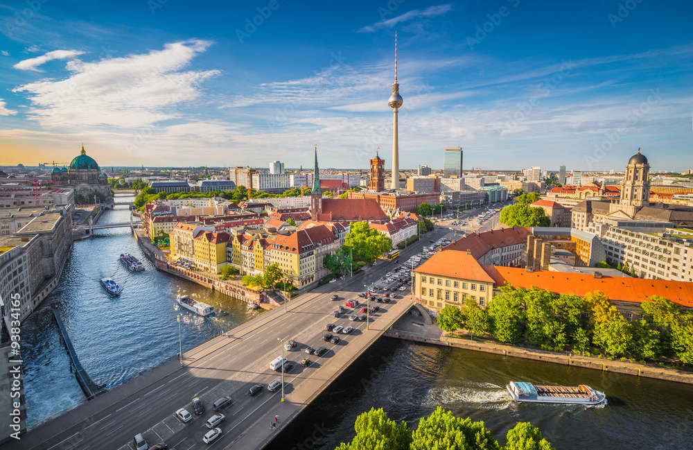 Fototapeta premium Panorama panoramę Berlina z rzeki Szprewy o zachodzie słońca, Niemcy