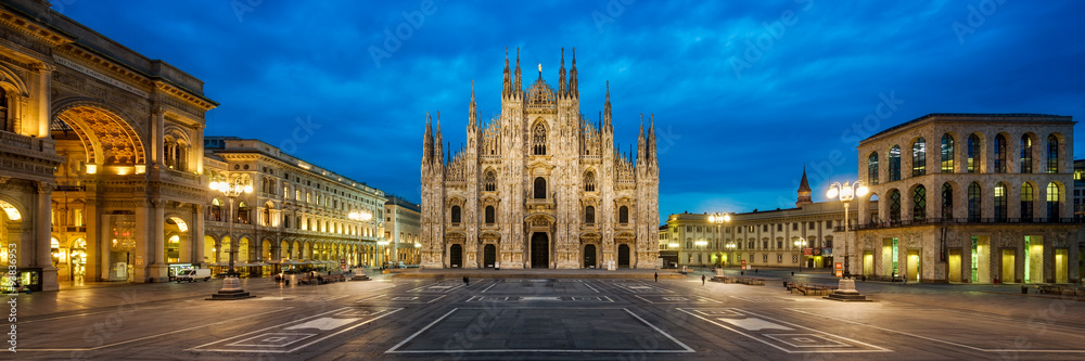 Obraz premium Plac Katedralny w Mediolanie we Włoszech z katedrą i łukiem triumfalnym Galleria Vittorio Emanuele II Panorama