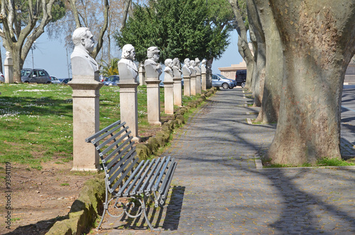 statue di garibaldini al gianicolo in roma