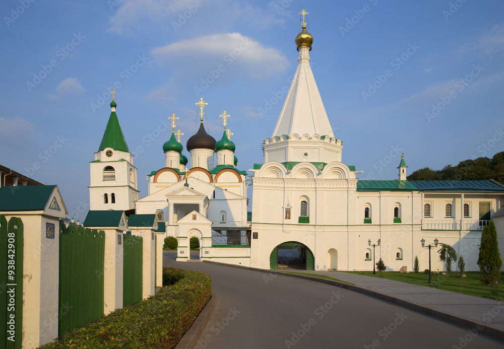 Fototapeta premium Храмы Печерского Вознесенского мужского монастыря летним вечером. Нижний Новгород