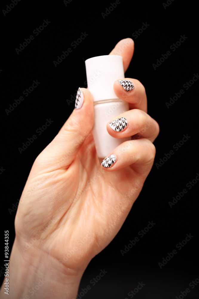 Szalony manicure, czarno biała kratka. Dłoń kobiety z paznokciami pomalowanymi w czarno biała kratkę - obrazy, fototapety, plakaty 