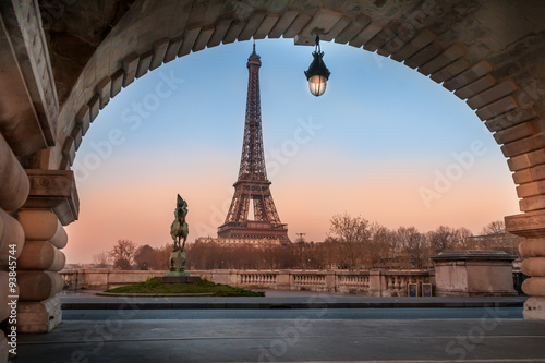 Eiffelturm in Paris am Abend unter Brücke © Raphael Koch