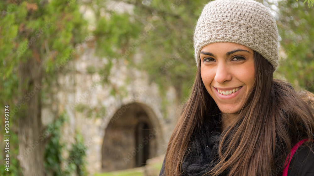 mujer sonriendo primer plano naturaleza mujer sonriendo primer plano naturaleza