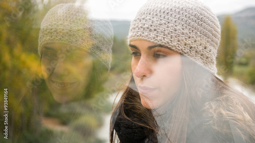 mujer seria y sonriendo doble exposición