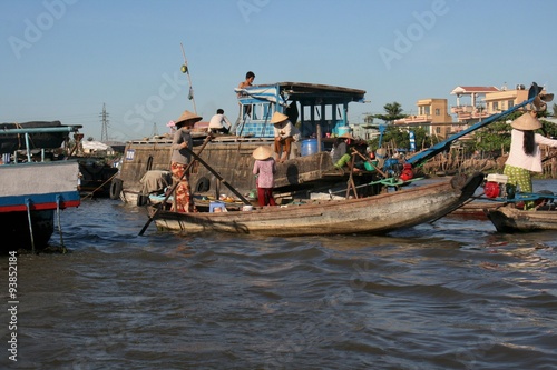 Anarchic boat traffic on floating market
