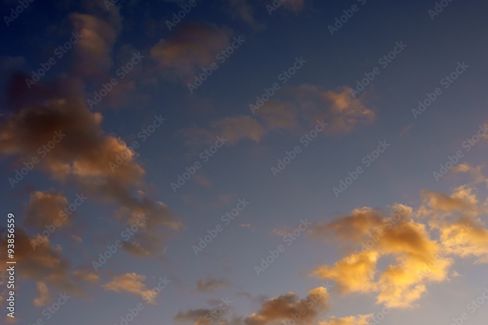 Fototapeta premium Orangene Wolken / Orange scheinende Wolken bei einem Sonnenuntergang