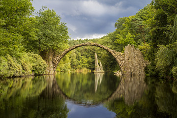Papier peint photo Le Rakotzbrücke Parc de Kromlau verdure paisible  © Gilbert Gulben