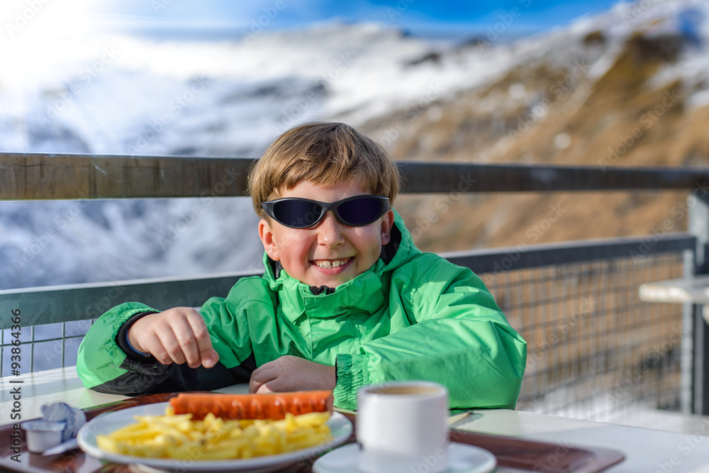 Obraz premium the boy has dinner at mountain restaurant