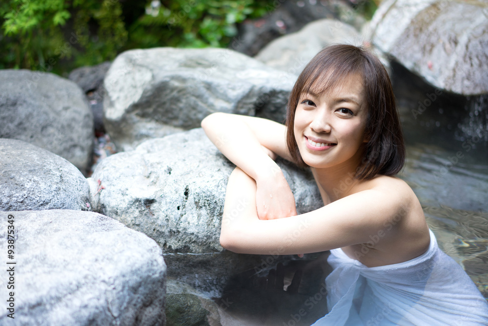 温泉に入る女性 温泉に入る女性