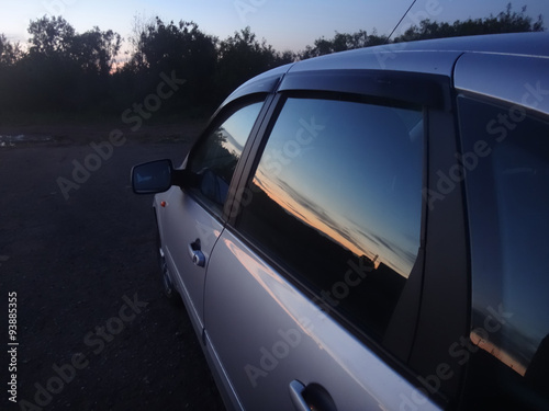 Закат, отражающийся в стеклах автомобиля © keleny