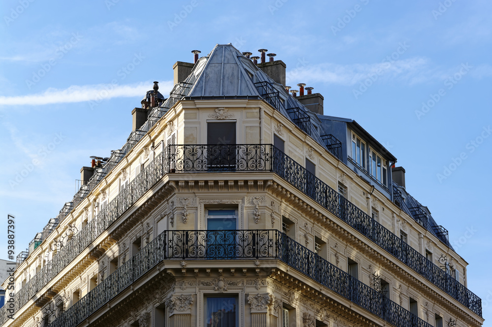 façade d'angle d'immeuble parisien