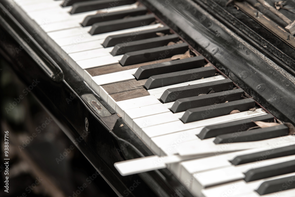 Naklejka premium Close-up broken piano keyboard
