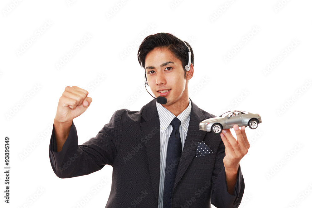 車の模型を持つオペレーター