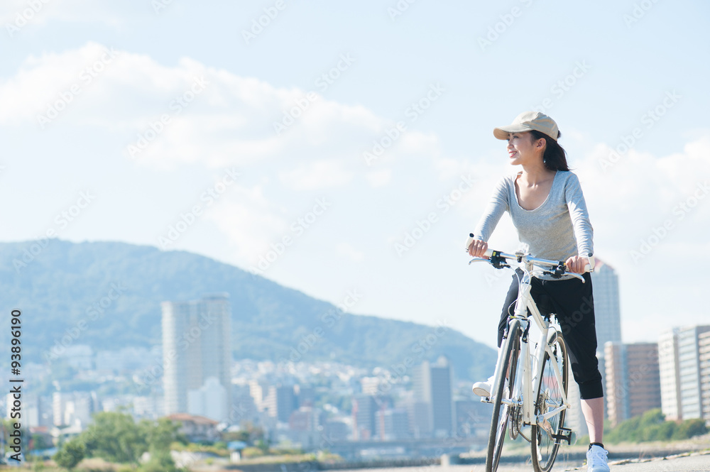 Naklejka premium 自転車に乗って遠くを見つめる女性