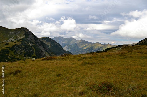Górska panorama z zachmurzonym niebem