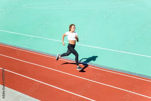 Fototapeta Kobieta jogger działa na stadionie