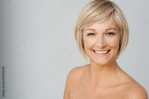 фотографія Undressed lady over grey background