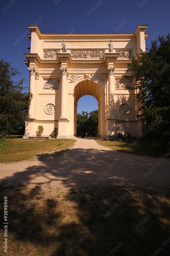 Arch of triumph hunting-lodge