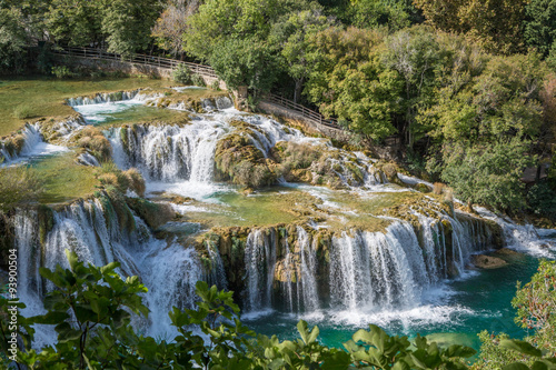 Fototapeta Naklejka Na Ścianę i Meble -  gigantisch azurblaue Wasserfälle und glasklares Türkises Wasser mit markanten Steinformationen