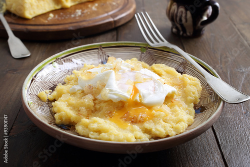 polenta con uovo sfondo rustico