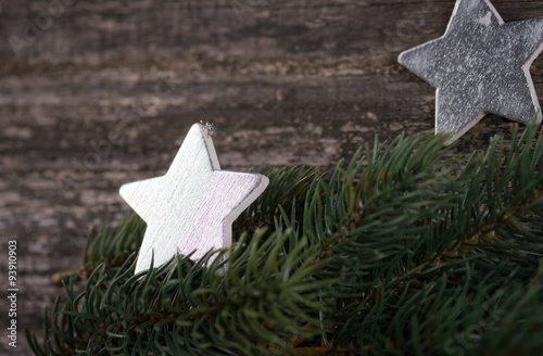 Puritanische weihnachtsdeko mit Sternen und tannenzweigen photo