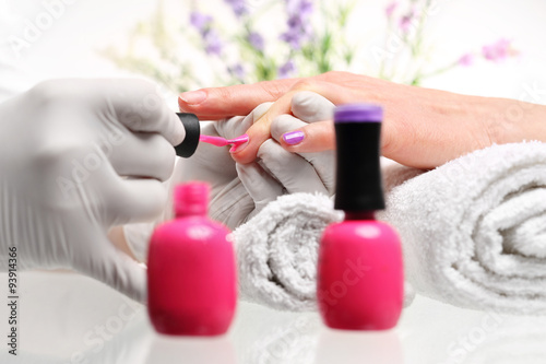 Fioletowy manicure, malowanie paznokci w salonie kosmetycznym