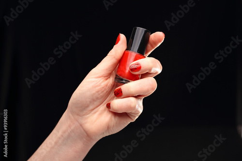 Fototapeta kuchenna Czerwony manicure, wzorzyste paznokcie