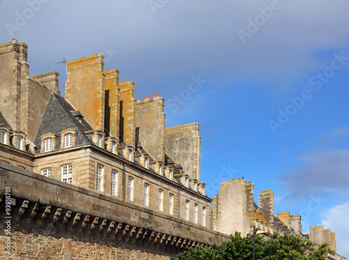 Saint Malo, remparts et cheminées typiques de l'ancienne cité (Bretagne France)