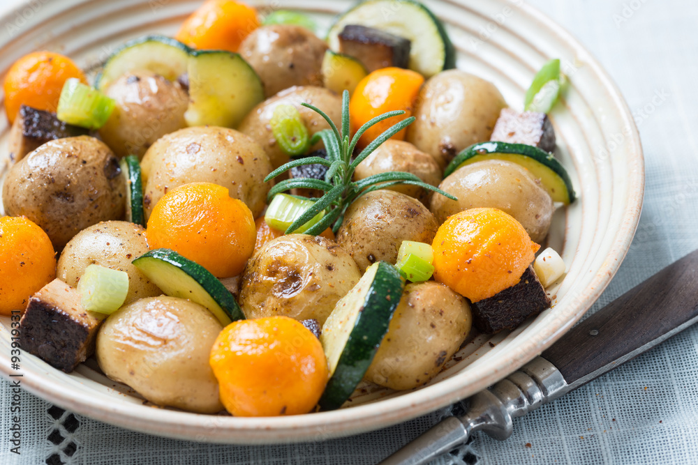 Vegane Kartoffel-Zucchini -Kürbis -Pfanne mit Räuchertofu Vegane Kartoffel-Zucchini -Kürbis -Pfanne mit Räuchertofu